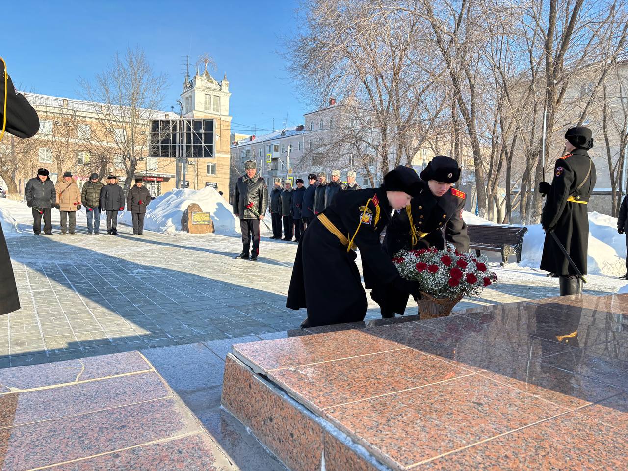 Руководители зауральского УМВД и ветераны возложили цветы к памятнику сотрудникам, погибшим при исполнении служебных обязанностей Руководители зауральского УМВД и ветераны возложили цветы к памятнику сотрудникам, погибшим при исполнении служебных обязанностей