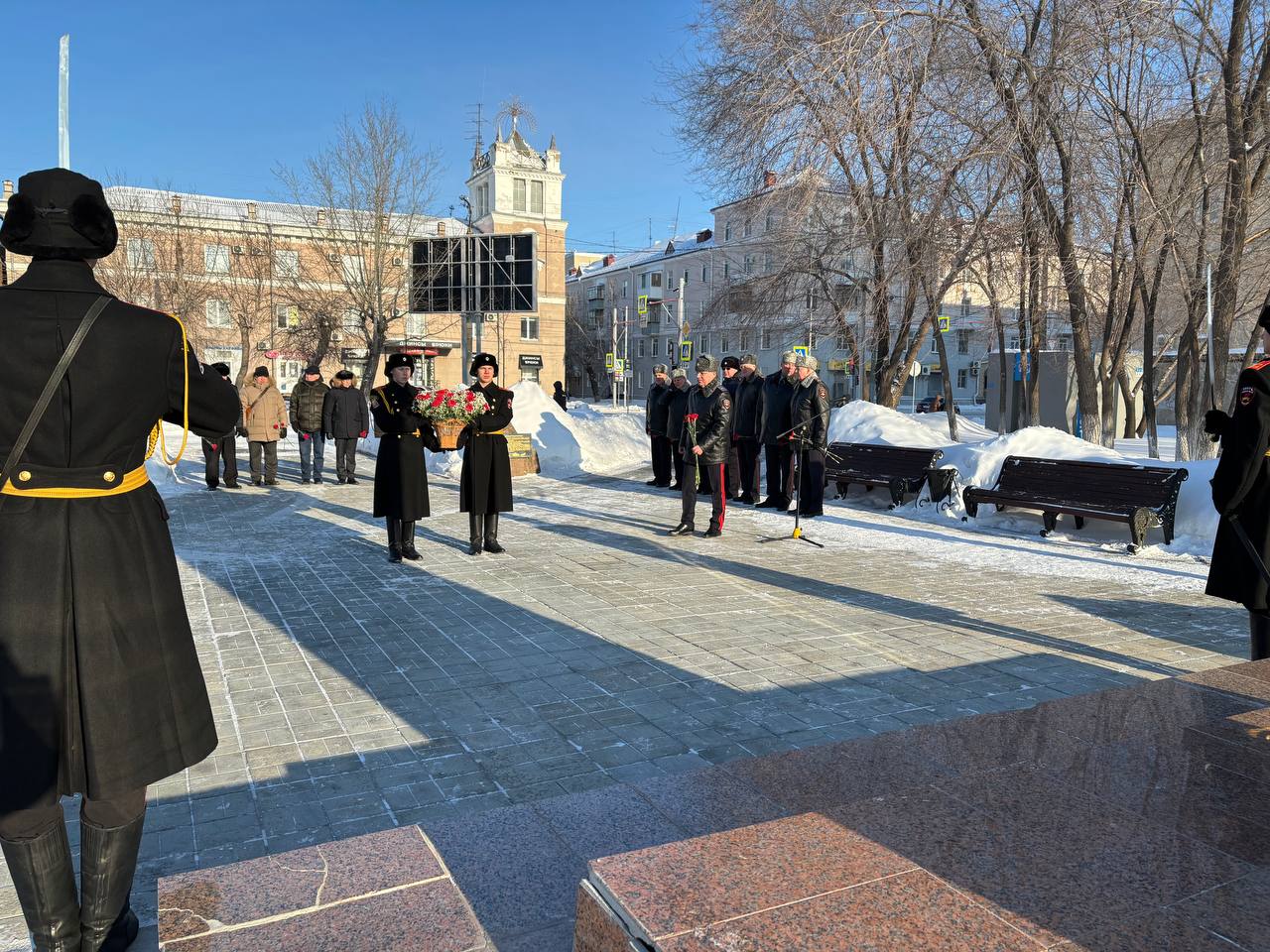 Руководители зауральского УМВД и ветераны возложили цветы к памятнику сотрудникам, погибшим при исполнении служебных обязанностей Руководители зауральского УМВД и ветераны возложили цветы к памятнику сотрудникам, погибшим при исполнении служебных обязанностей