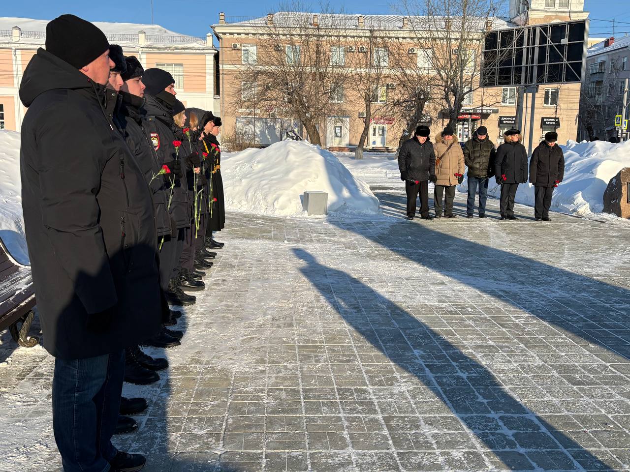 Руководители зауральского УМВД и ветераны возложили цветы к памятнику сотрудникам, погибшим при исполнении служебных обязанностей Руководители зауральского УМВД и ветераны возложили цветы к памятнику сотрудникам, погибшим при исполнении служебных обязанностей