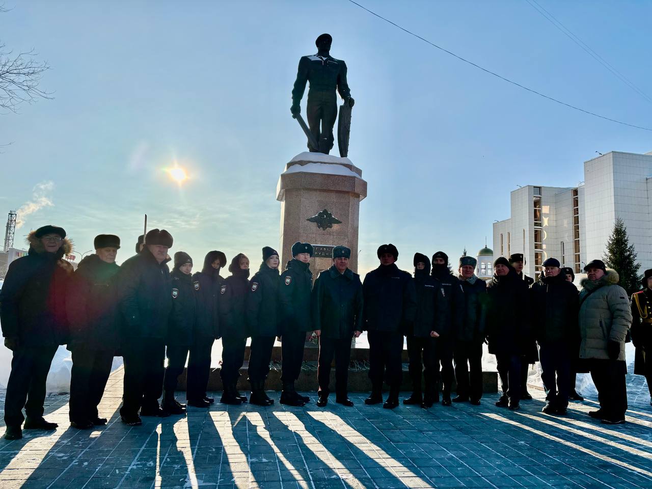 Руководители зауральского УМВД и ветераны возложили цветы к памятнику сотрудникам, погибшим при исполнении служебных обязанностей Руководители зауральского УМВД и ветераны возложили цветы к памятнику сотрудникам, погибшим при исполнении служебных обязанностей