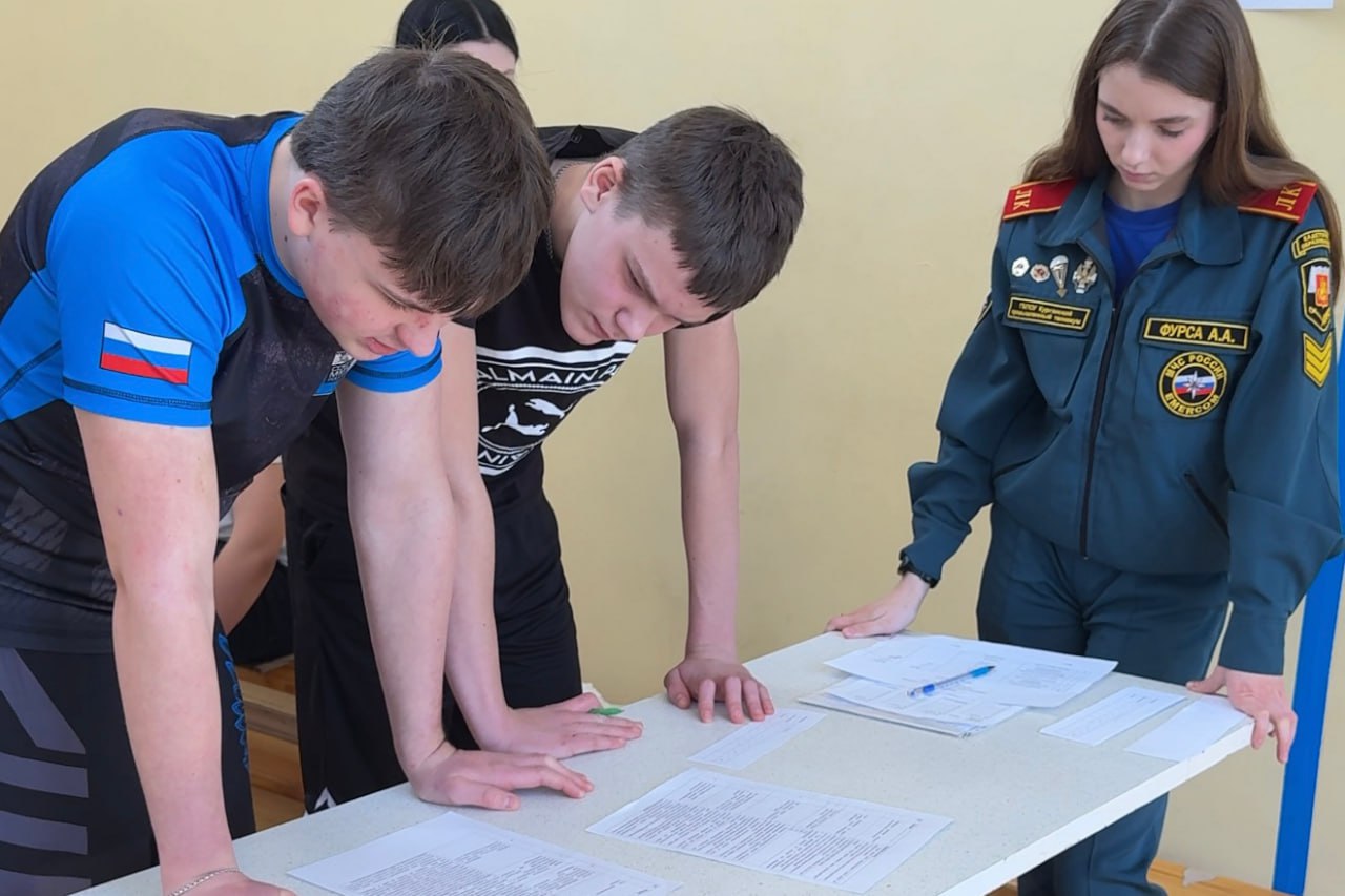 Сильные, ловкие и смелые — именно такие школьники приняли участие в военно-спортивной игре «Защитник Отечества», которая прошла в стенах школы № 29. За звание победителя боролись 12 команд из общеобразовательных учреждений... Сильные, ловкие и смелые — именно такие школьники приняли участие в военно-спортивной игре «Защитник Отечества», которая прошла в стенах школы № 29. За звание победителя боролись 12 команд из общеобразовательных учреждений...