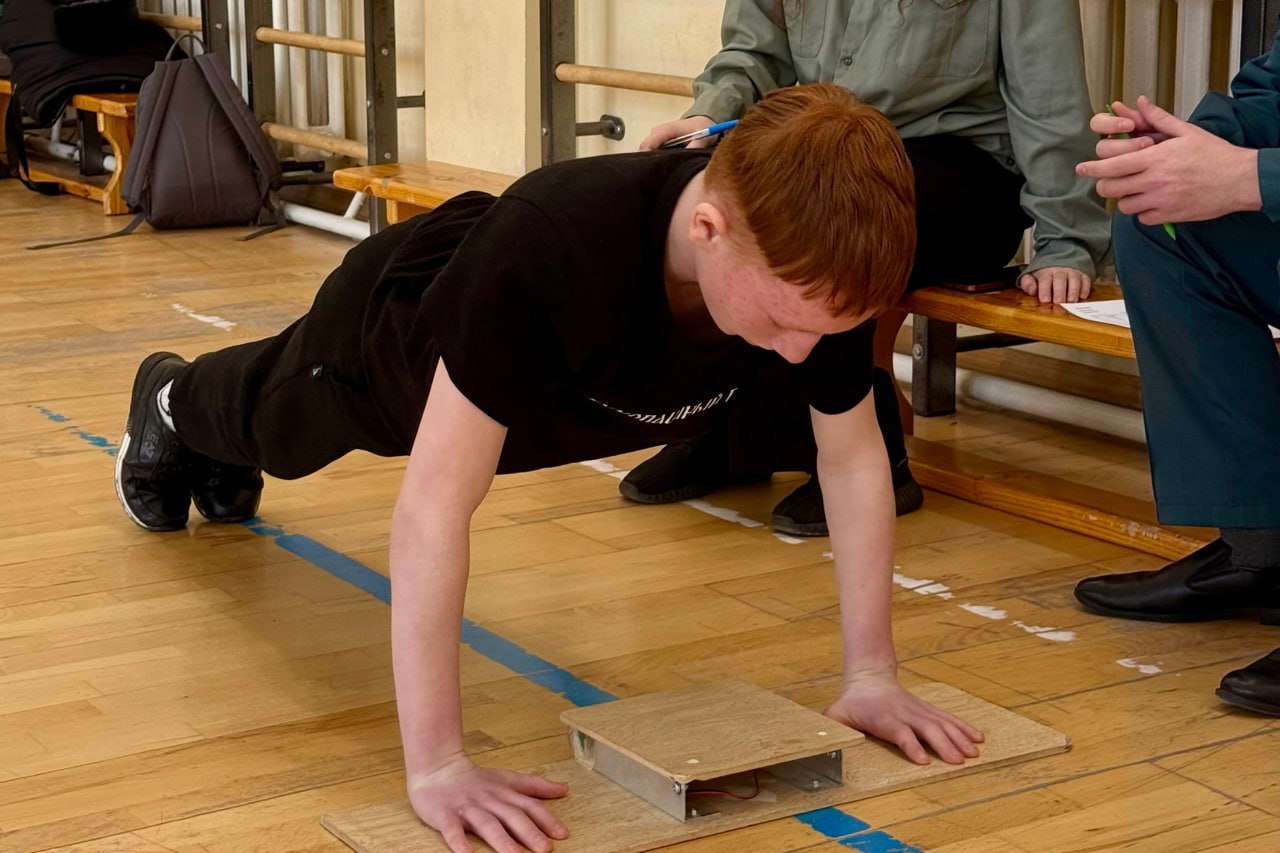 Сильные, ловкие и смелые — именно такие школьники приняли участие в военно-спортивной игре «Защитник Отечества», которая прошла в стенах школы № 29. За звание победителя боролись 12 команд из общеобразовательных учреждений... Сильные, ловкие и смелые — именно такие школьники приняли участие в военно-спортивной игре «Защитник Отечества», которая прошла в стенах школы № 29. За звание победителя боролись 12 команд из общеобразовательных учреждений...