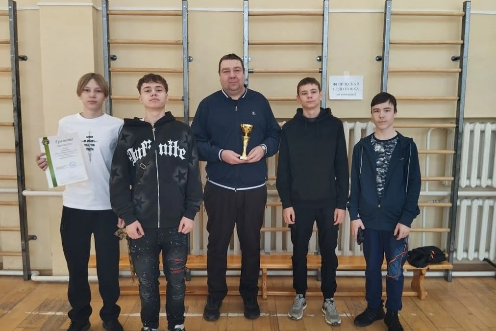 Сильные, ловкие и смелые — именно такие школьники приняли участие в военно-спортивной игре «Защитник Отечества», которая прошла в стенах школы № 29. За звание победителя боролись 12 команд из общеобразовательных учреждений... Сильные, ловкие и смелые — именно такие школьники приняли участие в военно-спортивной игре «Защитник Отечества», которая прошла в стенах школы № 29. За звание победителя боролись 12 команд из общеобразовательных учреждений...