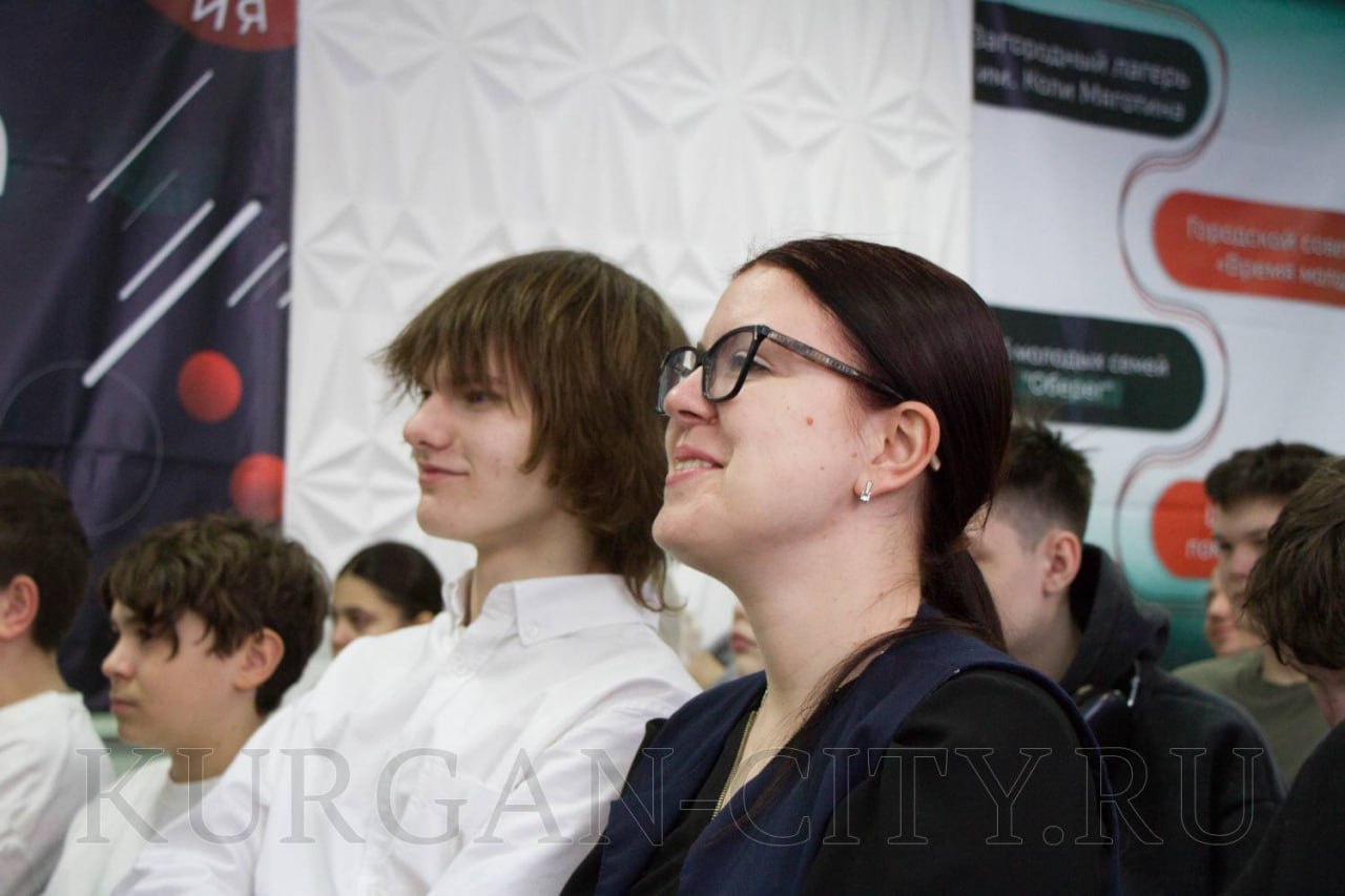 Сегодня на базе Курганского Дома молодежи состоялось торжественное открытие акции «Я люблю Курган! – Трудовые отряды - 2026» Сегодня на базе Курганского Дома молодежи состоялось торжественное открытие акции «Я люблю Курган! – Трудовые отряды - 2026»