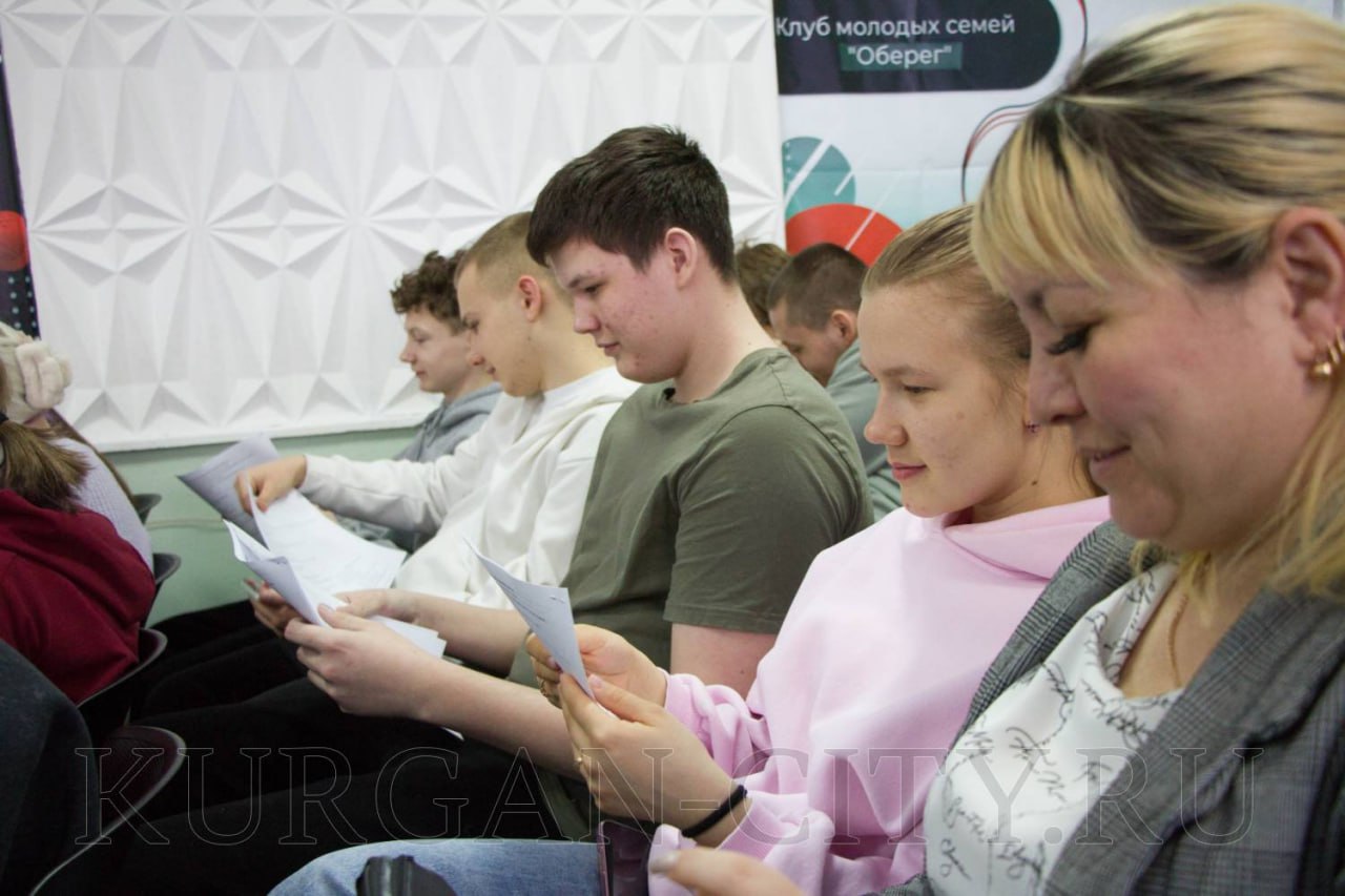 Сегодня на базе Курганского Дома молодежи состоялось торжественное открытие акции «Я люблю Курган! – Трудовые отряды - 2026» Сегодня на базе Курганского Дома молодежи состоялось торжественное открытие акции «Я люблю Курган! – Трудовые отряды - 2026»