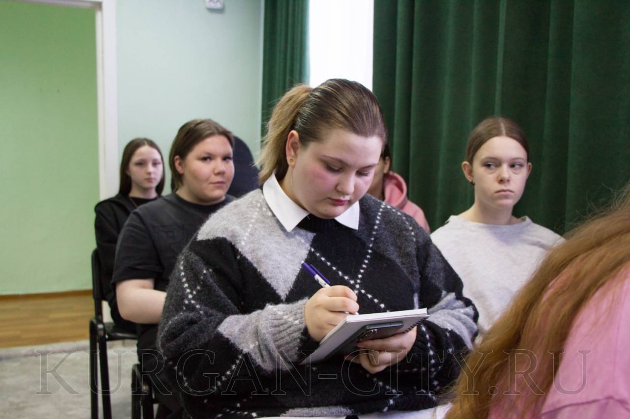 Сегодня на базе Курганского Дома молодежи состоялось торжественное открытие акции «Я люблю Курган! – Трудовые отряды - 2026» Сегодня на базе Курганского Дома молодежи состоялось торжественное открытие акции «Я люблю Курган! – Трудовые отряды - 2026»