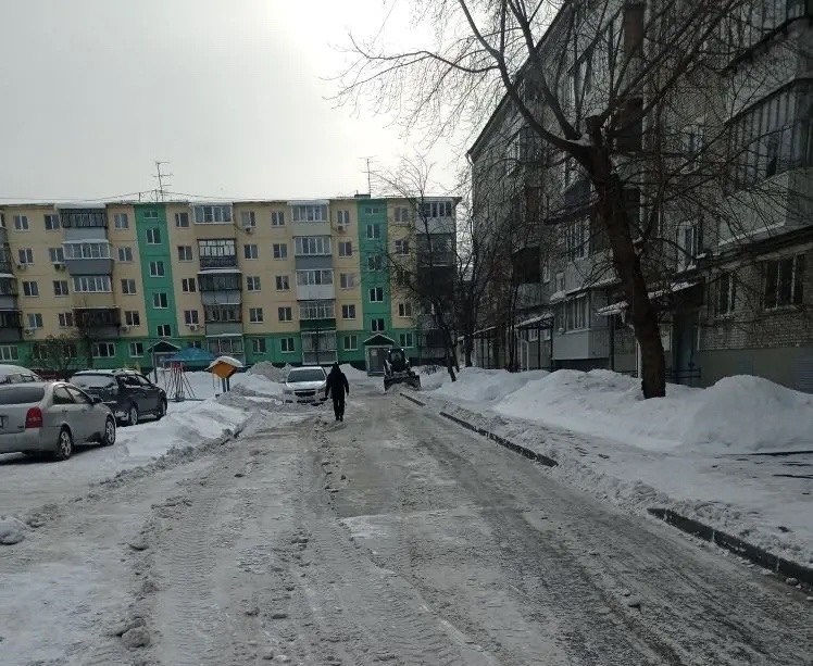 Управляющим компаниям поручено усилить работу по очистке дворов и кровель домов от снега и наледи Управляющим компаниям поручено усилить работу по очистке дворов и кровель домов от снега и наледи