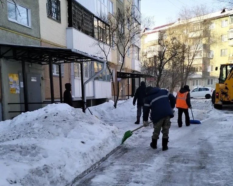 Управляющим компаниям поручено усилить работу по очистке дворов и кровель домов от снега и наледи Управляющим компаниям поручено усилить работу по очистке дворов и кровель домов от снега и наледи