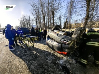 В Кургане кроссовер неловко перестроился на дороге и затормозил, только врезавшись в электроопору
