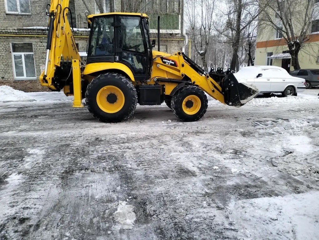 Управляющим компаниям поручено усилить работу по очистке дворов и кровель домов от снега и наледи Управляющим компаниям поручено усилить работу по очистке дворов и кровель домов от снега и наледи