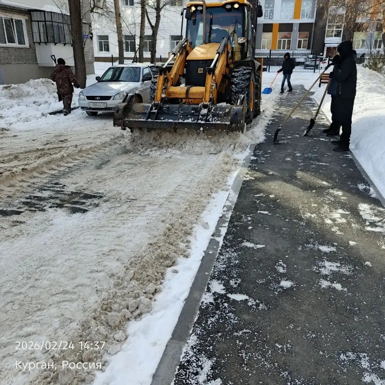 Управляющим компаниям поручено усилить работу по очистке дворов и кровель домов от снега и наледи Управляющим компаниям поручено усилить работу по очистке дворов и кровель домов от снега и наледи