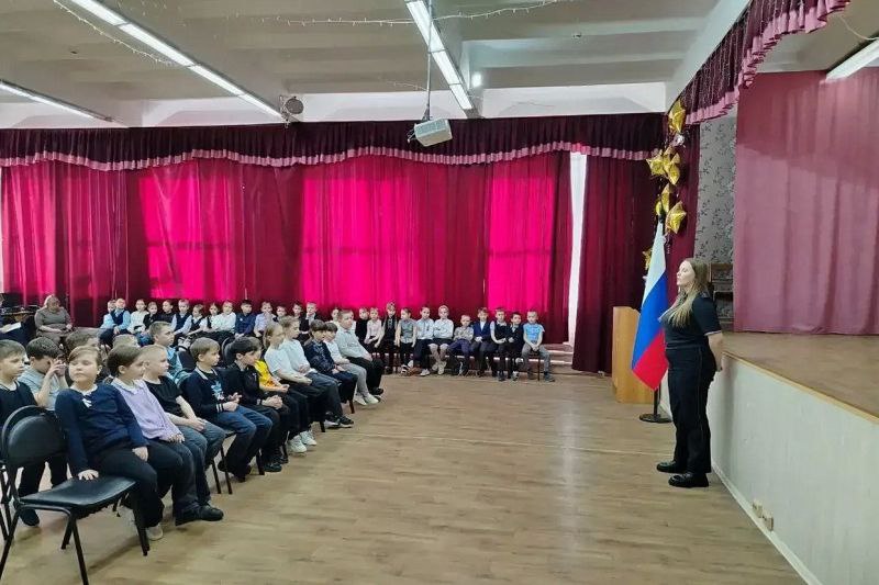 Зауральские полицейские продолжают профилактическую работу с населением в целях противодействия IT-преступлениям Зауральские полицейские продолжают профилактическую работу с населением в целях противодействия IT-преступлениям