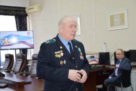 Ветеран Черкащенко рассказал сотрудникам курганского облизбиркома об особенностях военного дела