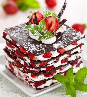 Насладитесь сладким моментом: шоколадный торт с клубникой