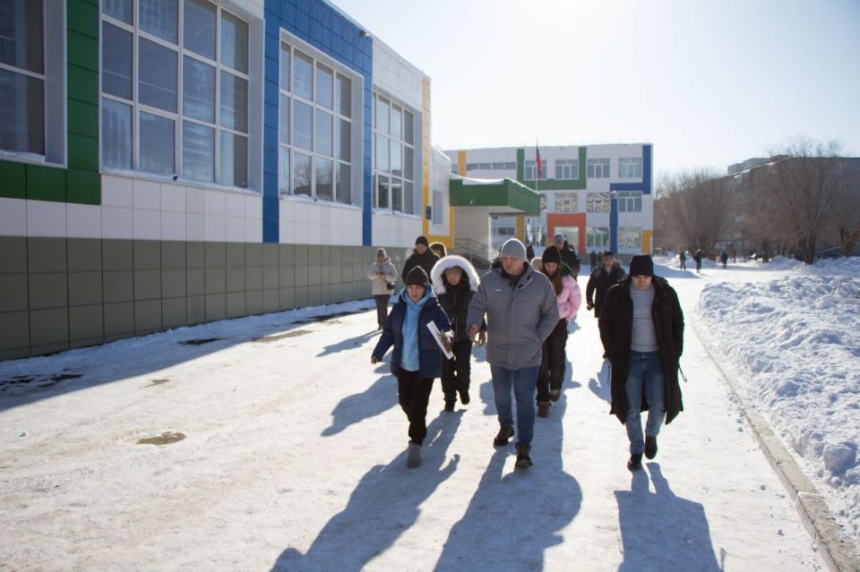 Антон Науменко: Из социальных объектов посмотрели работу кинотеатра «Россия», а также побывали в 22-ой школе и гимназии 19. В 22-ой школе планируем благоустройство