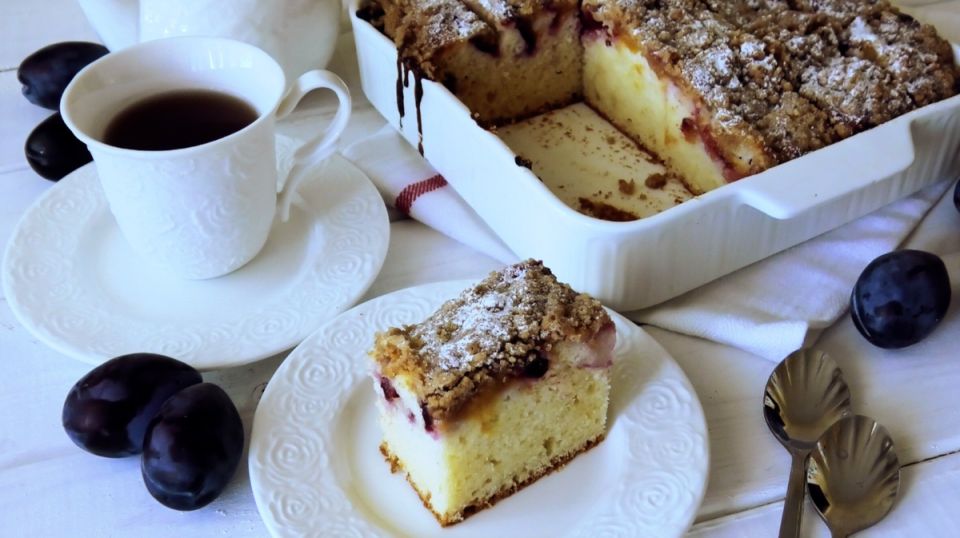 Вкусный воздушный пирог со сливами: простое и изысканное лакомство