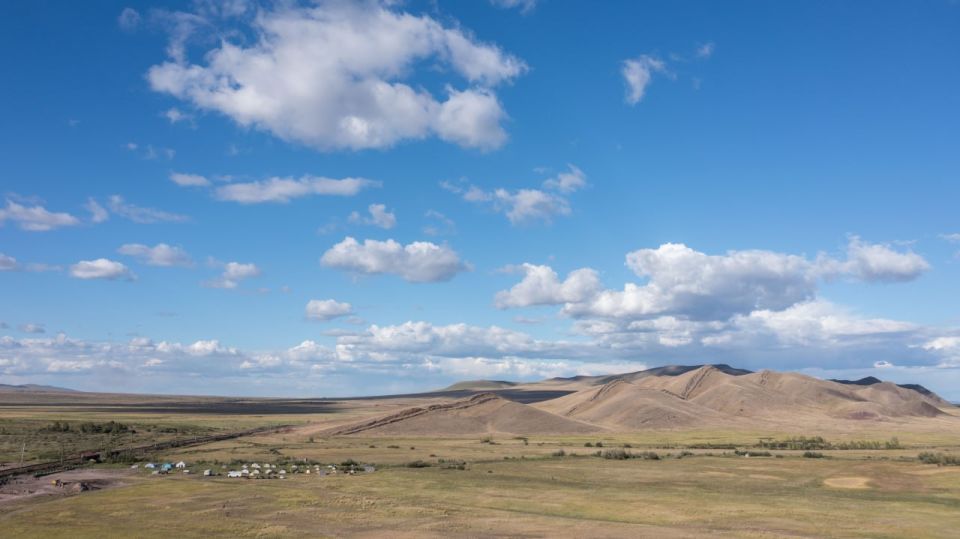 На разновременных памятниках в курганах Хакасии обнаружили каменные плиты с петроглифами, изображающими различные сюжеты, включая сцены охоты