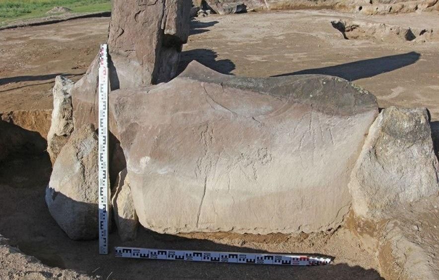 1 В Хакасии нашли древние плиты с охотничьими сценами в курганах разных эпох