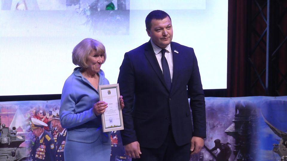 «Хочу поблагодарить каждого»: глава Кургана Антон Науменко наградил горожан