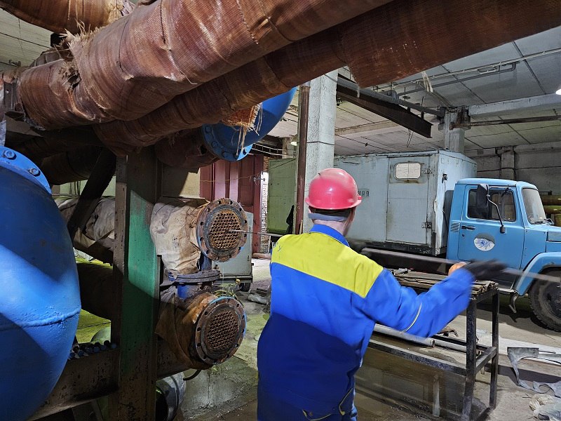 В Кургане очистили 17 кожухотрубных водоподогревателей, обеспечивающих подачу горячей воды