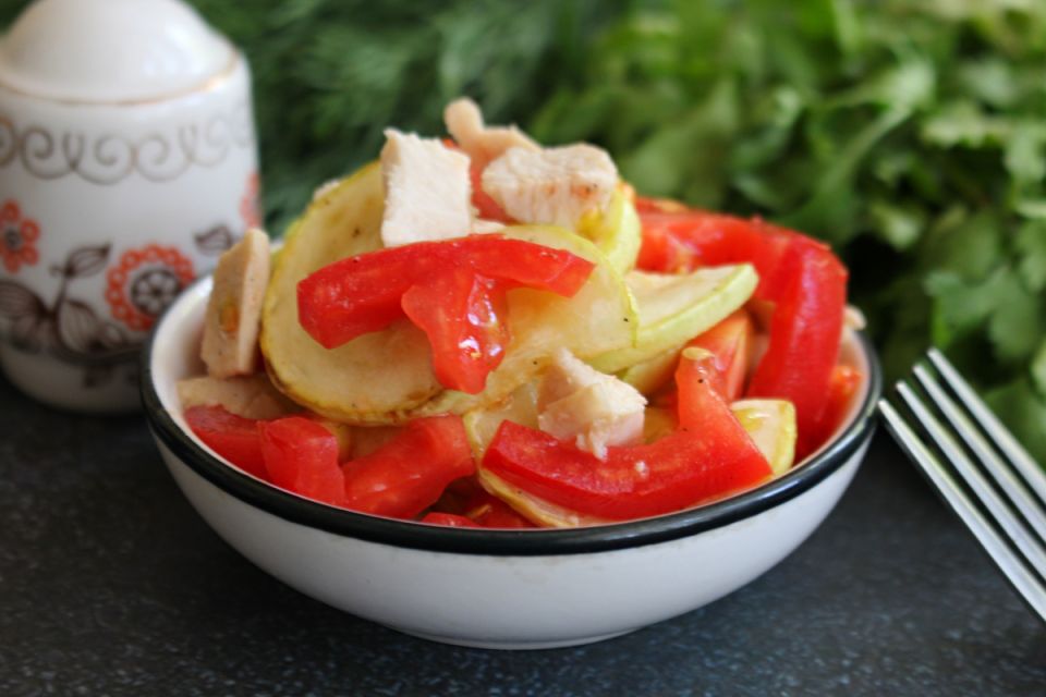 Нежный салат с курицей и жареными кабачками для яркого ужина