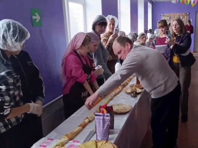 В Куйбышево отпраздновали Масленицу с гигантским блином длиной более 24 метров