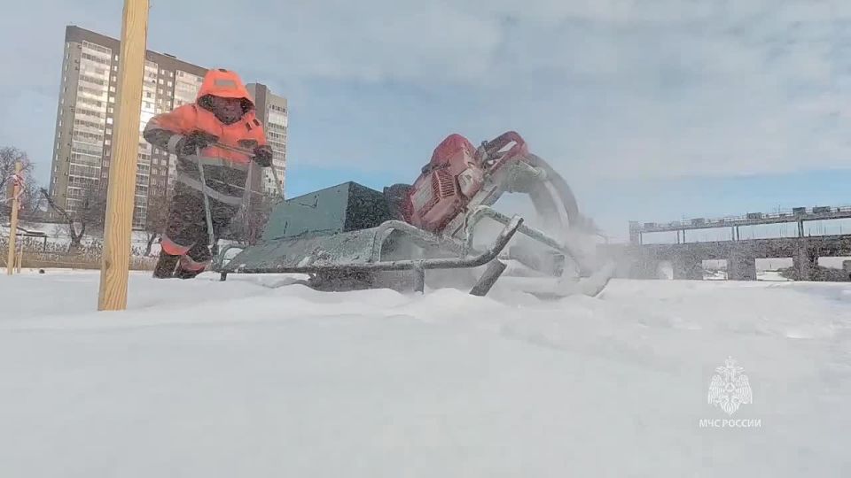 В Кургане приступили к практическим мероприятиям, способствующим безаварийному пропуску паводковых вод в период весеннего половодья, сообщает ГУ МЧС России по Курганской области