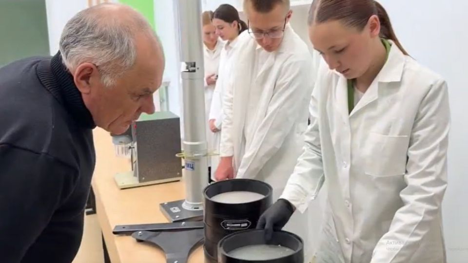 Юные агрономы из Митинской школы занялись лабораторными исследованиями