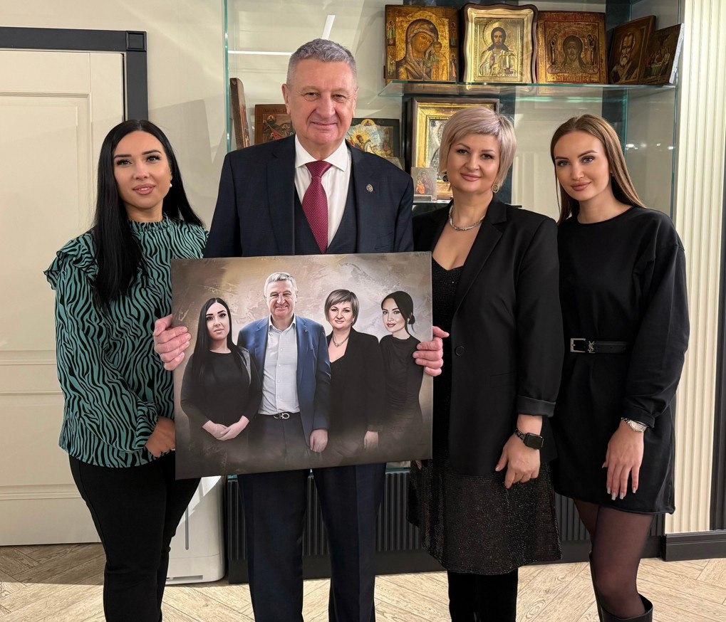 Сенатор Сергей Муратов поздравил с 8 Марта самых активных женщин-общественниц СВО