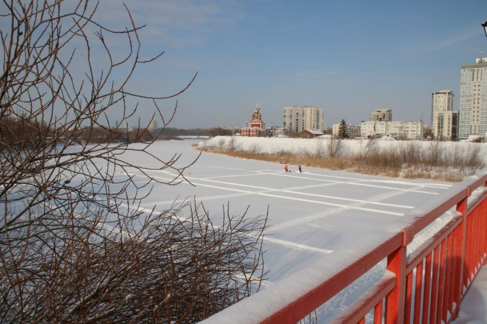Лёд на Тоболе продолжают распиливать — теперь у Кировского моста