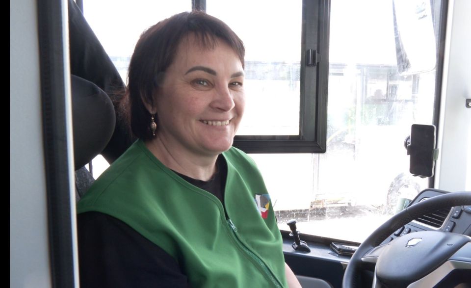 В Кургане обаятельный водитель автобуса удивляет пассажиров