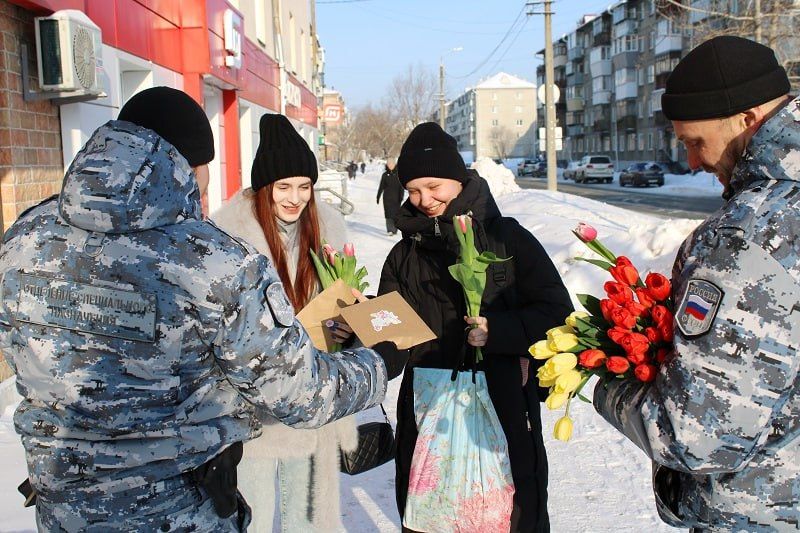 Судебные приставы поздравили женщин Кургана с 8 Марта