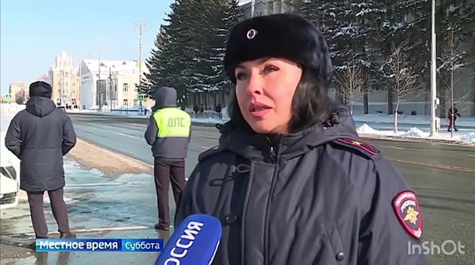 В преддверии международного женского дня сотрудники ДПС поздравили автоледи с праздником