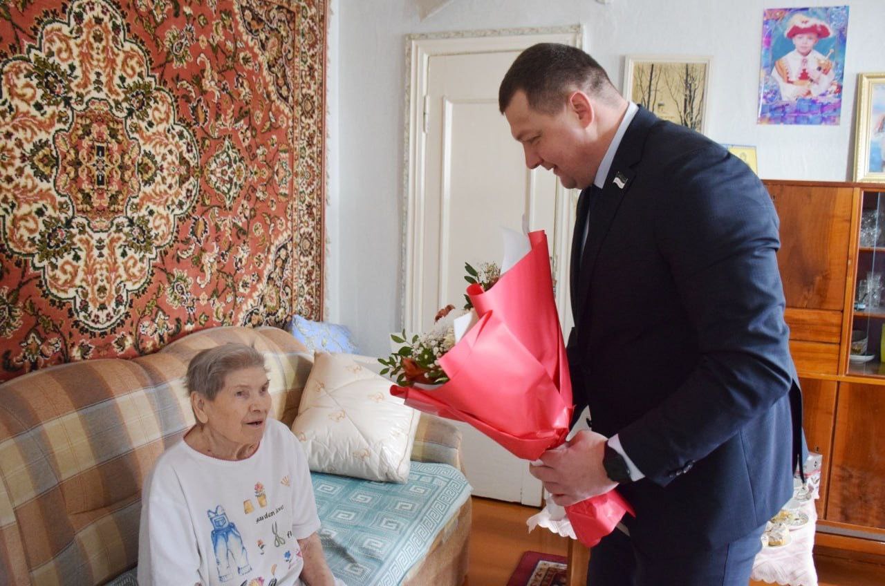 Сегодня, 8 марта, свой 95-летний юбилей отмечает труженик тыла, ветеран труда Евдокия Васильевна Кононова Сегодня, 8 марта, свой 95-летний юбилей отмечает труженик тыла, ветеран труда Евдокия Васильевна Кононова