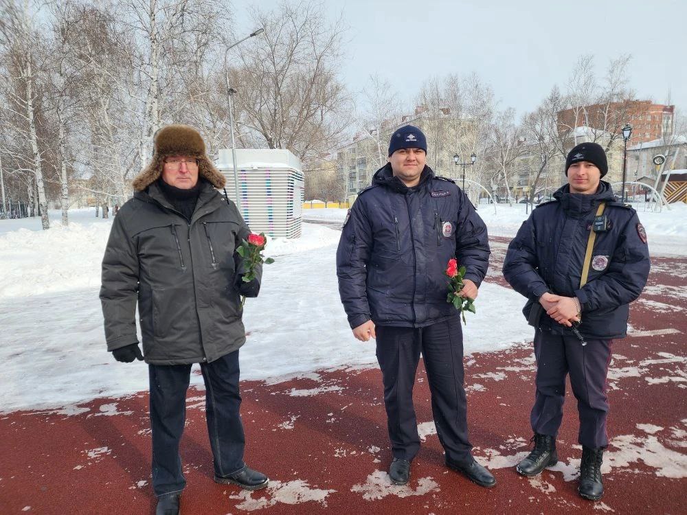 В Кургане полицейские и общественники дарят весеннее настроение! В Кургане полицейские и общественники дарят весеннее настроение!