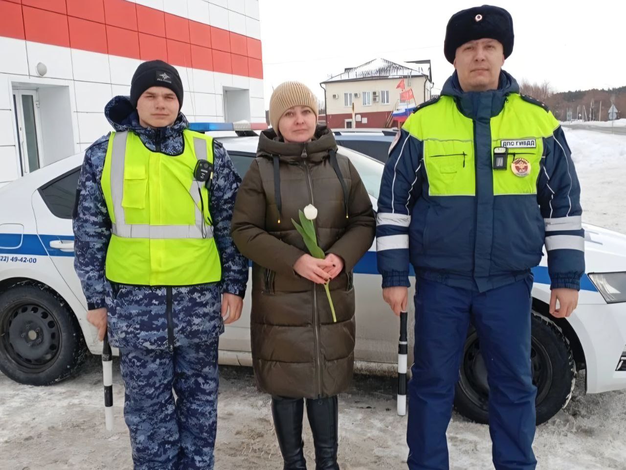 В прекрасный весенний день, 8 марта, сотрудники полиции Курганской области присоединились к традиционной Всероссийской акции «Цветы для автоледи» В прекрасный весенний день, 8 марта, сотрудники полиции Курганской области присоединились к традиционной Всероссийской акции «Цветы для автоледи»