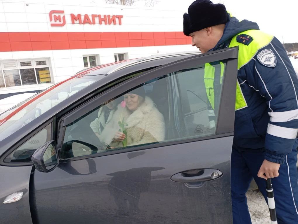 В прекрасный весенний день, 8 марта, сотрудники полиции Курганской области присоединились к традиционной Всероссийской акции «Цветы для автоледи» В прекрасный весенний день, 8 марта, сотрудники полиции Курганской области присоединились к традиционной Всероссийской акции «Цветы для автоледи»