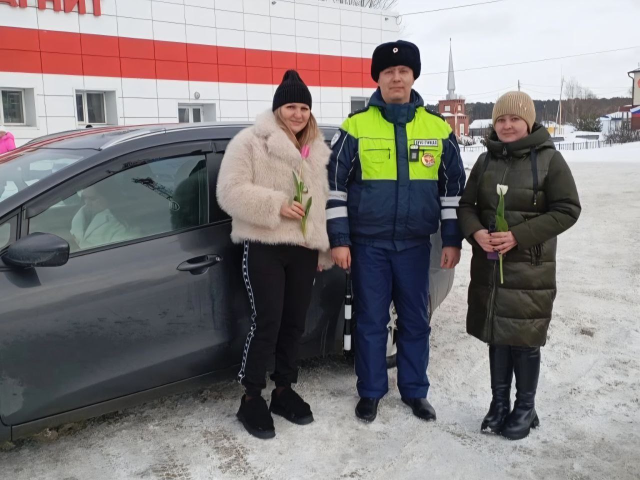 В прекрасный весенний день, 8 марта, сотрудники полиции Курганской области присоединились к традиционной Всероссийской акции «Цветы для автоледи» В прекрасный весенний день, 8 марта, сотрудники полиции Курганской области присоединились к традиционной Всероссийской акции «Цветы для автоледи»