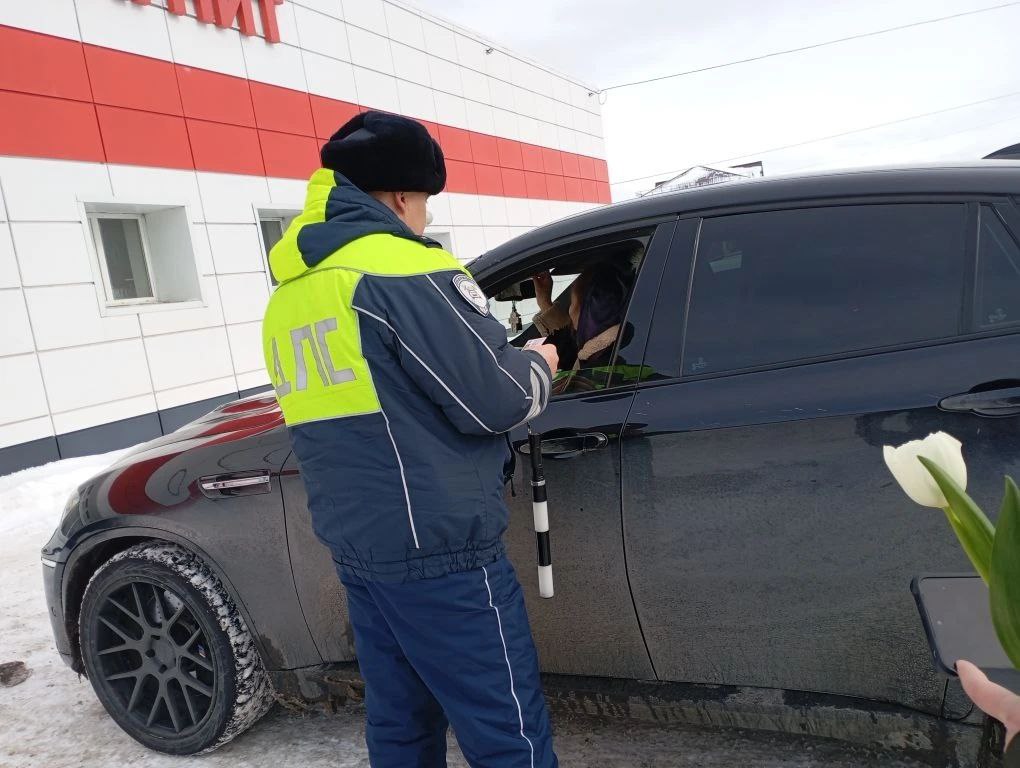 В прекрасный весенний день, 8 марта, сотрудники полиции Курганской области присоединились к традиционной Всероссийской акции «Цветы для автоледи»