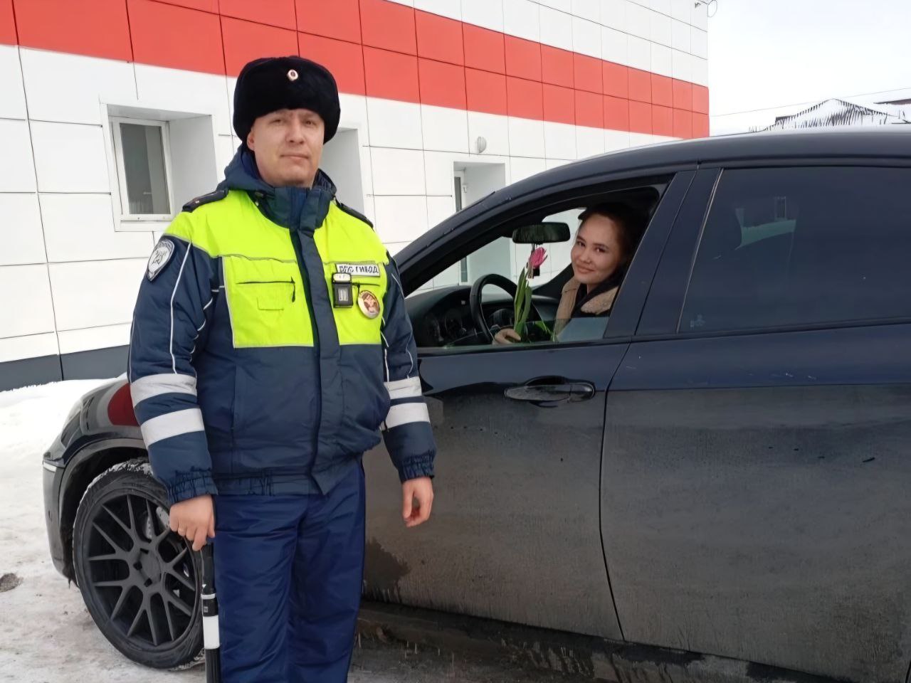 В прекрасный весенний день, 8 марта, сотрудники полиции Курганской области присоединились к традиционной Всероссийской акции «Цветы для автоледи» В прекрасный весенний день, 8 марта, сотрудники полиции Курганской области присоединились к традиционной Всероссийской акции «Цветы для автоледи»