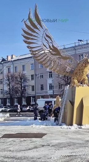 На площади Кургана сейчас идёт демонтаж новогодних украшений и ёлки