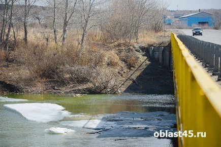 На мостах в Курганской области перед паводком снимут перила