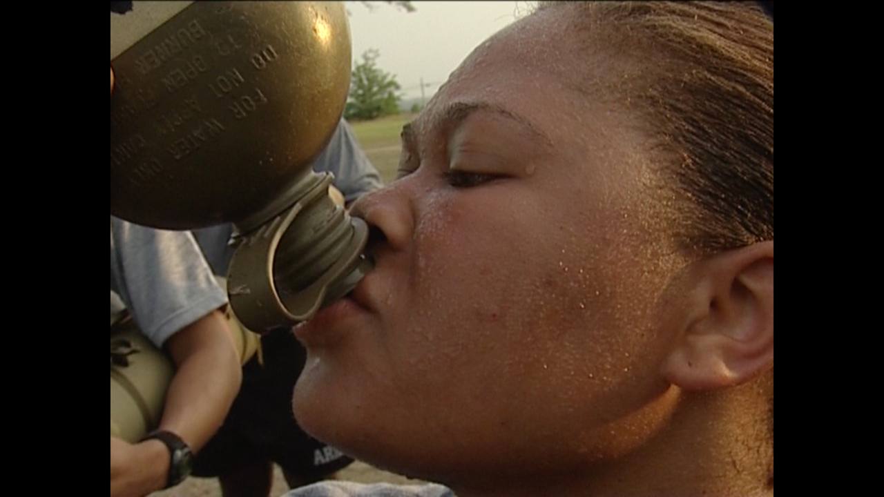 Александр Сладков: Работая российским репортером в Армии США я заметил: в конце утренних физических упражнений каждый американский новобранец обязан выпить 800 граммов воды, то есть, свою полную фляжку