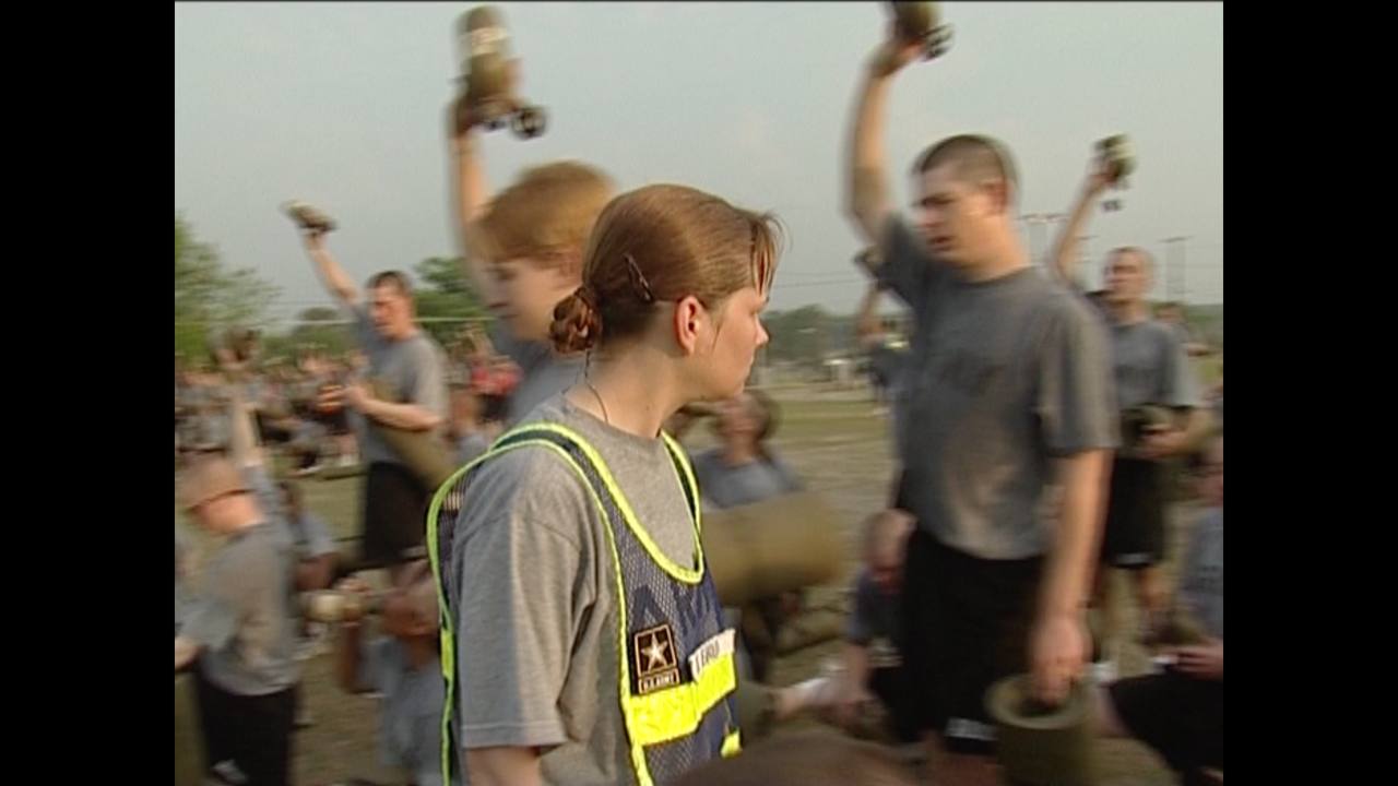 Александр Сладков: Работая российским репортером в Армии США я заметил: в конце утренних физических упражнений каждый американский новобранец обязан выпить 800 граммов воды, то есть, свою полную фляжку Александр Сладков: Работая российским репортером в Армии США я заметил: в конце утренних физических упражнений каждый американский новобранец обязан выпить 800 граммов воды, то есть, свою полную фляжку