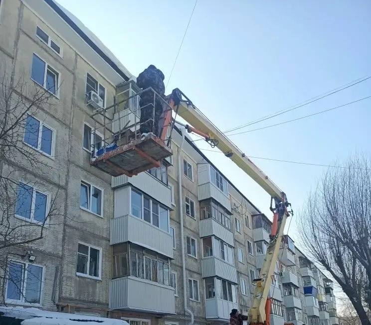 Особое внимание - безопасности жителей и удалению снега и наледи с крыш Особое внимание - безопасности жителей и удалению снега и наледи с крыш