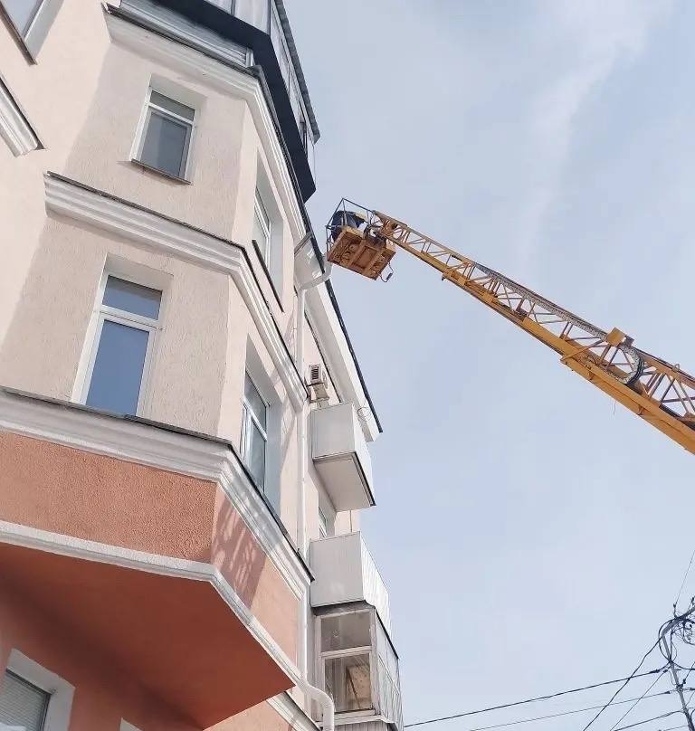 Особое внимание - безопасности жителей и удалению снега и наледи с крыш Особое внимание - безопасности жителей и удалению снега и наледи с крыш