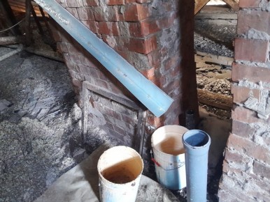 Жизнь в тазах и ведрах: инвалиды и пенсионеры в Далматово боятся засыпать из-за дырявой крыши