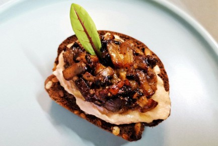 Изумительный бутерброд с паштетом и нежными грибами