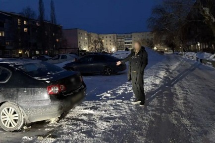 Шадринец застрял в сугробе на угнанном автомобиле и попытался угнать второй