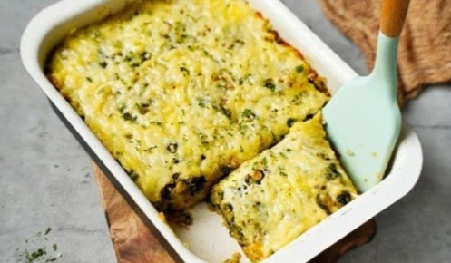 Запеканка из киноа со шпинатом и сыром